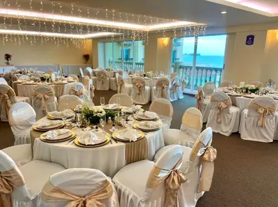 Un restaurante o sitio para comer en Astur Hotel & Residence