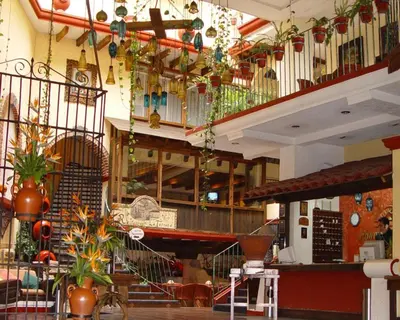 Un restaurante o sitio para comer en Hotel Misión Xalapa