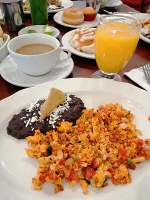 Comida en o cerca de este hotel