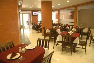 Un restaurante o sitio para comer en Hotel Gran Via - Centro