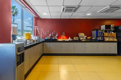 Una cocina o zona de cocina en City Express Junior by Marriott Tuxtla Gutierrez Poliforum