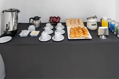 Comida en o cerca de este hotel