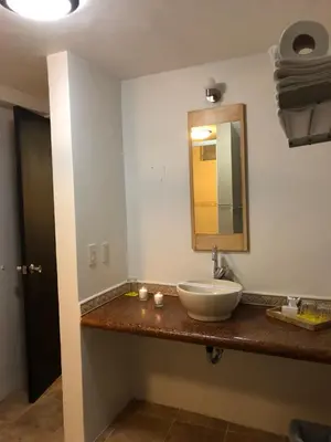 Un baño de Hotel Ilebal Cuernavaca Centro - lugar con encanto!