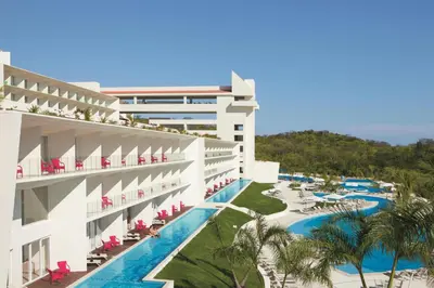 Piscina en o cerca de Secrets Huatulco Resort & Spa