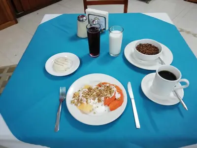 Comida en o cerca de este hotel