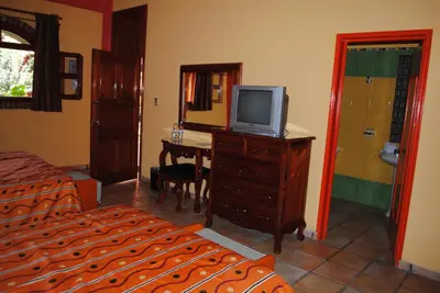 Una televisión o centro de entretenimiento en Hotel Boutique Posada la Casona de Cortés