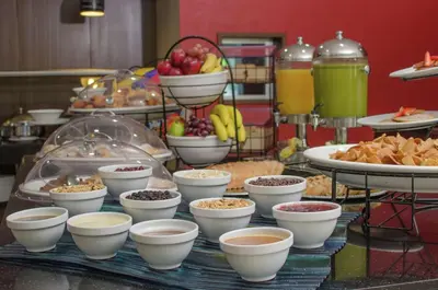 Comida en o cerca de este hotel