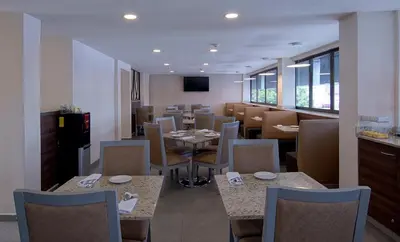 Una televisión o centro de entretenimiento en Econo Express Hotel