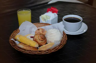 Comida en o cerca de este hotel