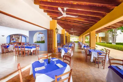 Un restaurante o sitio para comer en Posada Real Puerto Escondido