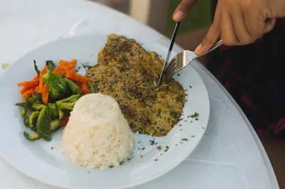 Comida en o cerca de este hotel