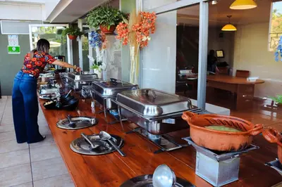 Comida en o cerca de este hotel