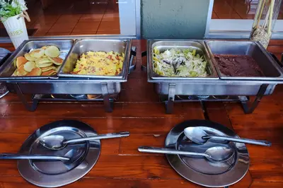 Comida en o cerca de este hotel
