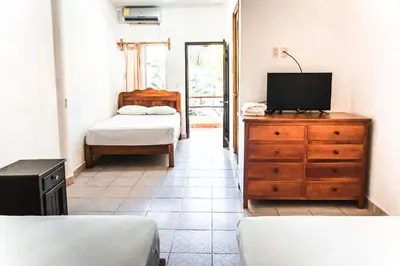 Cama o camas de una habitación en Hotel y Bungalows Acuario