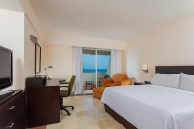 Una televisión o centro de entretenimiento en Fiesta Inn Veracruz Boca Del Rio