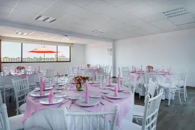 Un restaurante o sitio para comer en Sleep Inn Puebla Centro Hist rico
