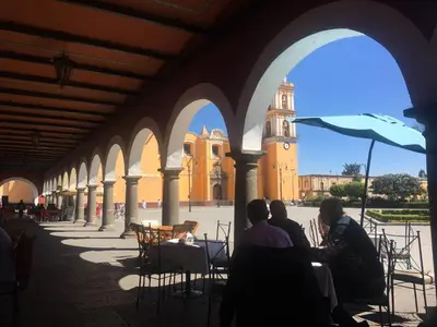Un restaurante o sitio para comer en Hotel Calli Quetzalcoatl