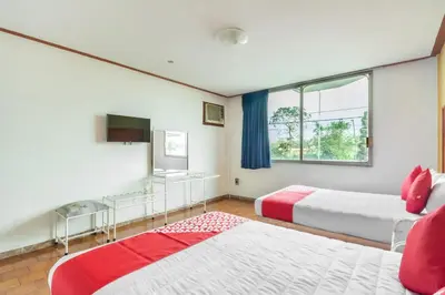 Cama o camas de una habitación en OYO Hotel Casa Blanca