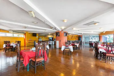 Un restaurante o sitio para comer en OYO Hotel Casa Blanca