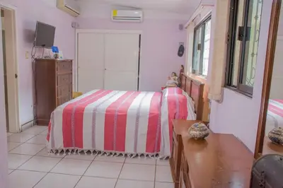 Cama o camas de una habitación en Casa grande y privada, jardín & estacionamiento