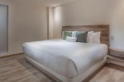 Cama o camas de una habitación en ROOM Hotel & Suites