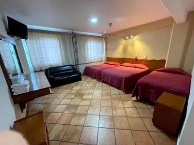 Una televisión o centro de entretenimiento en HOTEL BUGAMBILIAS