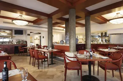 Un restaurante o sitio para comer en Fiesta Inn Veracruz Malecon