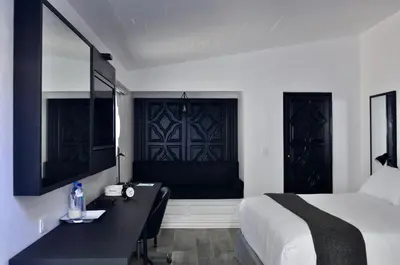 Una televisión o centro de entretenimiento en Las Casas B&B Boutique Hotel, Spa & Restaurante Cuernavaca