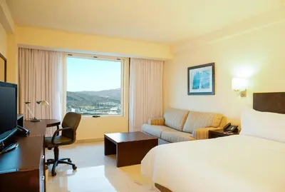 Una televisión o centro de entretenimiento en Fiesta Inn Tuxtla Gutierrez
