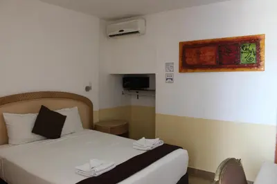 Una televisión o centro de entretenimiento en D'Cesar Hotel Acapulco