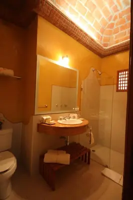 Un baño de Hotel Boutique Casa Catrina