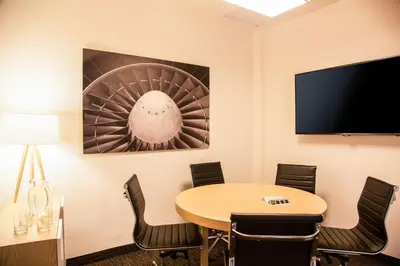 Una televisión o centro de entretenimiento en Fiesta Inn Ciudad de México Aeropuerto