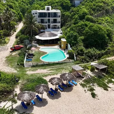 Manta Raya Hotel - right on the beach