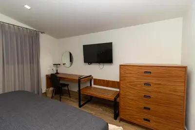 Una televisión o centro de entretenimiento en Hotel Boutique Naura Centro