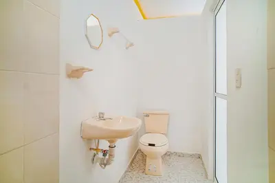 Un baño de OYO Hospedaje Colibri