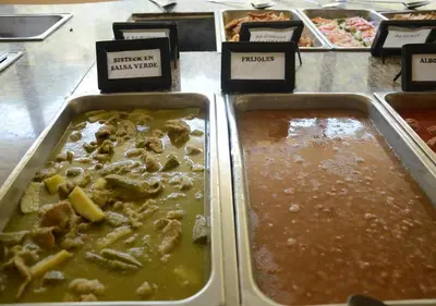 Comida en o cerca de este hotel