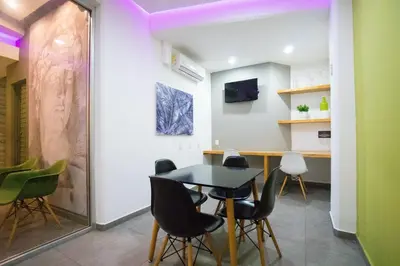Una televisión o centro de entretenimiento en Hotel Suites Regina
