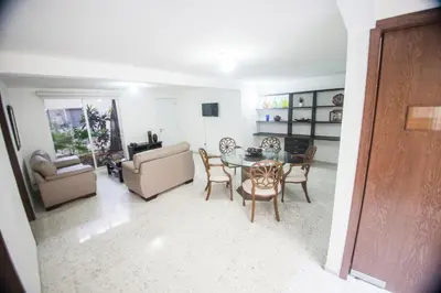 Una televisión o centro de entretenimiento en Suites Lafragua