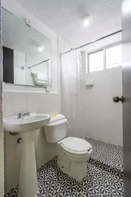 Un baño de Hotel delf-inn