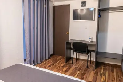 Una televisión o centro de entretenimiento en Hotel delf-inn