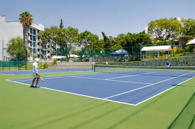 Instalaciones para jugar a tenis o squash en Hotel Coral Cuernavaca o alrededores
