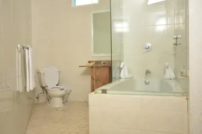 Un baño de Hotel Paradise Inn