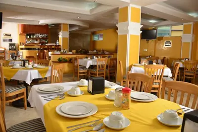 Un restaurante o sitio para comer en Hotel Paradise Inn