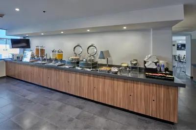 Comida en o cerca de este hotel