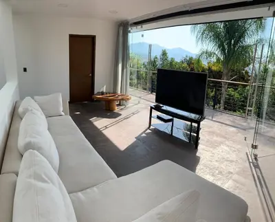Una televisión o centro de entretenimiento en Casa de las Aves - Alberca y Jacuzzi climatizados - Espectaculares vistas