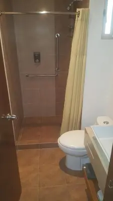 Un baño de Division del Norte Rooms