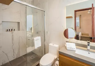 Un baño de Hotel Casa Monarca