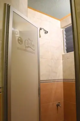 Un baño de Motel Caribe