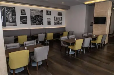 Una televisión o centro de entretenimiento en Hampton Inn & Suites By Hilton Puebla