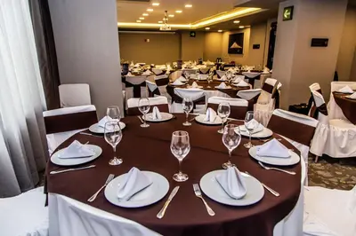 Un restaurante o sitio para comer en Hampton Inn & Suites By Hilton Puebla